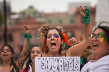 Las mujeres interpretan "Un violador