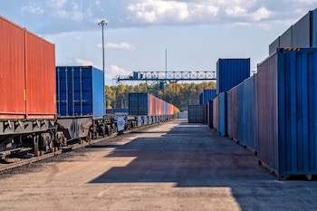 El informe señala que la carga transportada por contenedores, más eficiente para insumos industriales y exportaciones, sigue siendo marginal en relación al total de cargas transportadas por tren en Argentina (Foto: Shutterstock)