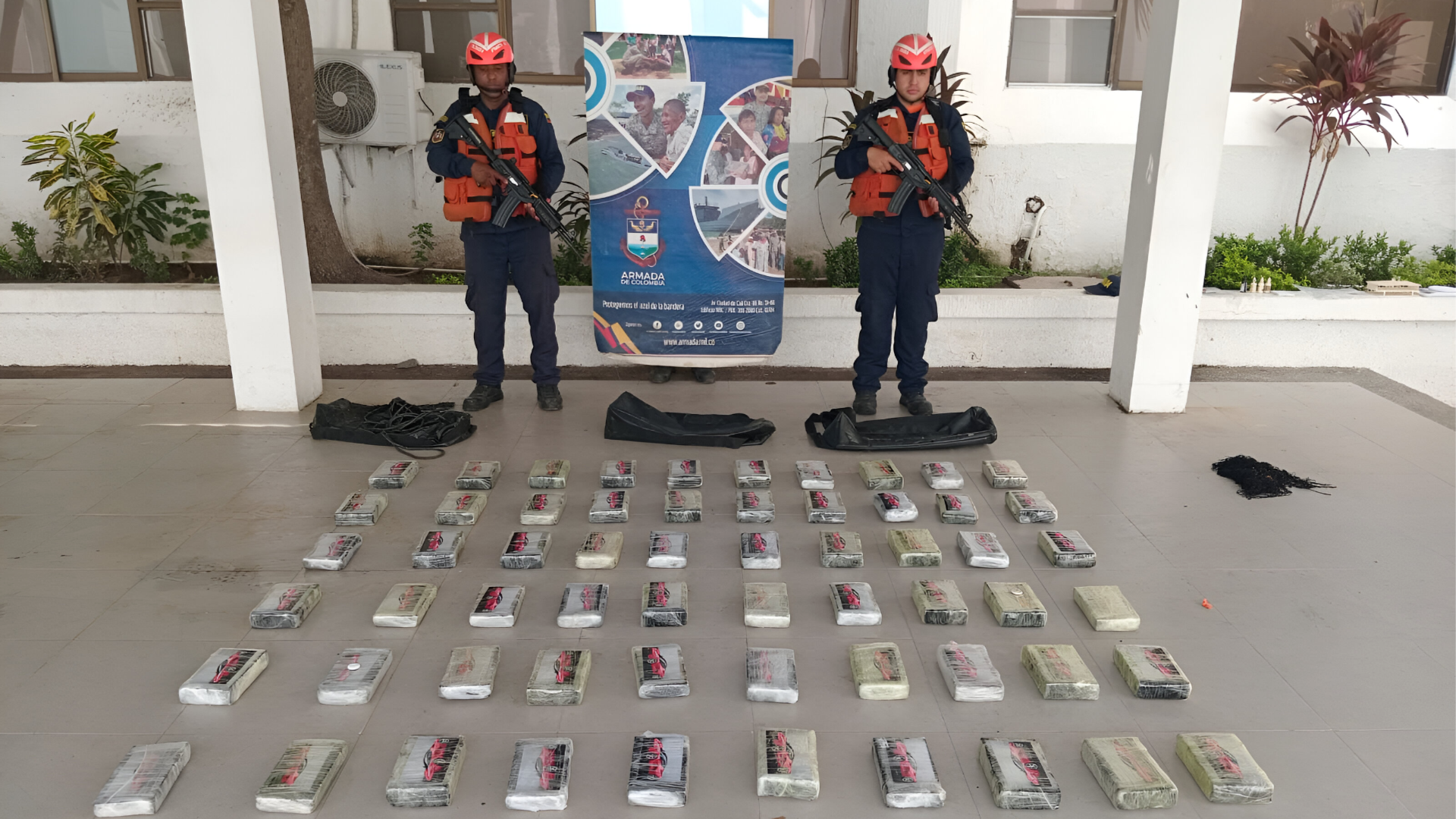 Unidades de Guardacostas de la Armada Nacional de Colombia incautaron 61 Kgs de cocaína a bordo de un buque de carga, evitando así que más 2 millones de dólares ingresaran a las arcas de las organizaciones narcotraficantes - crédito @ArmadaColombia/X