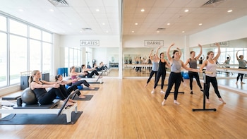 Barre y Pilates cara a cara: diferencias, beneficios y cómo elegir el ideal