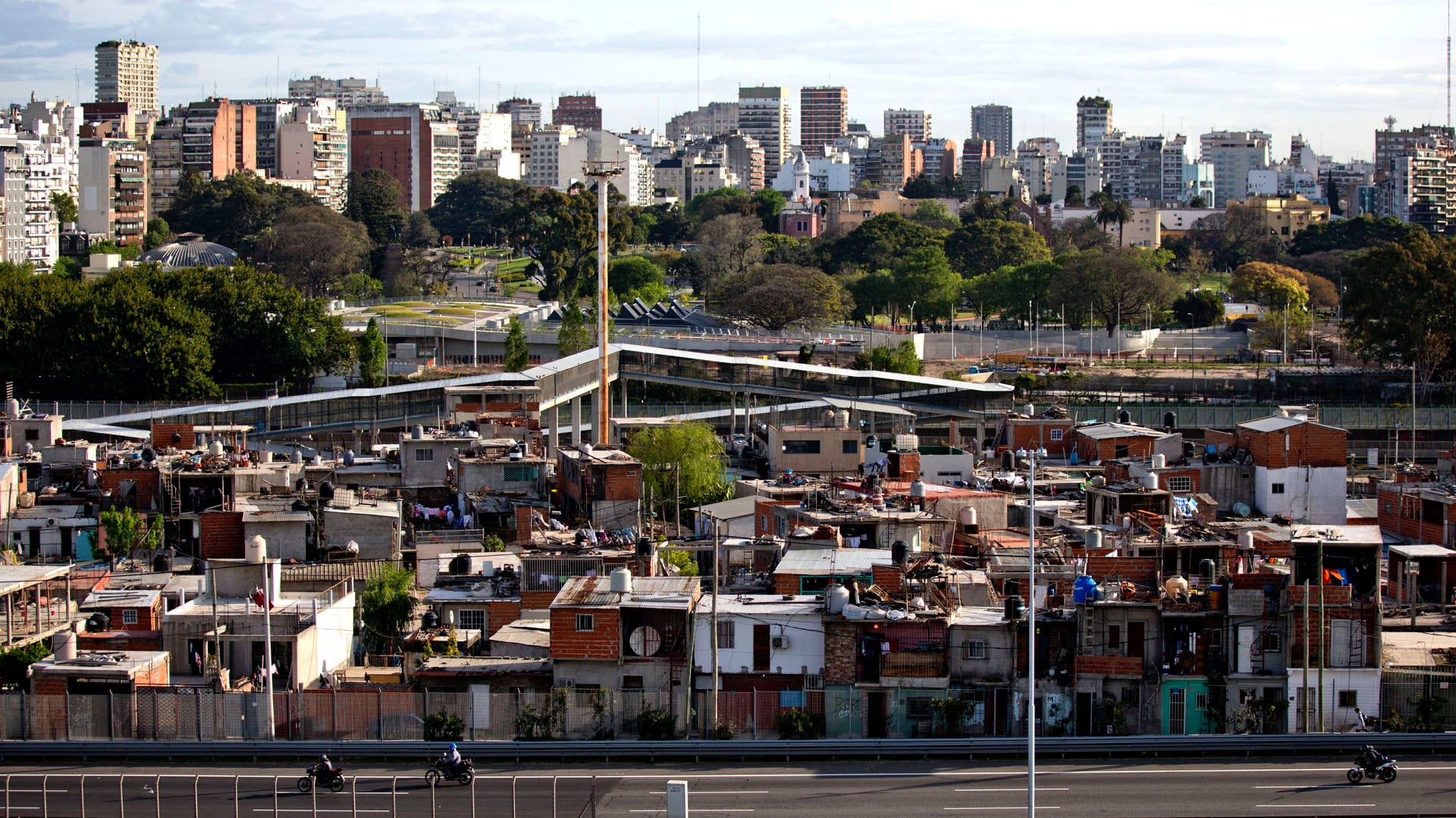 El 16,6% de la población urbana tuvo en el primer trimestre de 2026 un ingreso per cápita familiar por debajo de los $250.000 mensuales. (AP)