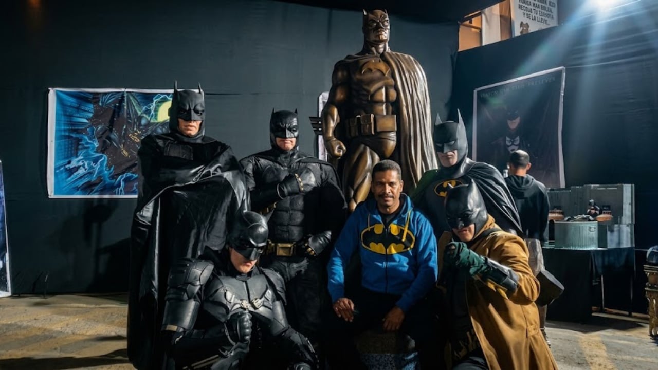 Víctor Felipe Sandoval posa junto a cosplayers y una estatua del superhéroe como parte de las actividades que se esperan del Batman Fans Perú Club en Lima.