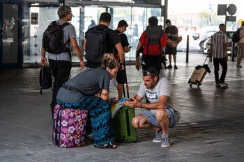 Varias personas a las puertas de la estación del tren de Chamartín este viernes. EUROPA PRESS