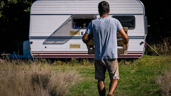 Un hombre vende su casa por 112.000 euros para vivir en una caravana: “Es la única forma de que pueda ahorrar 400 euros al mes”