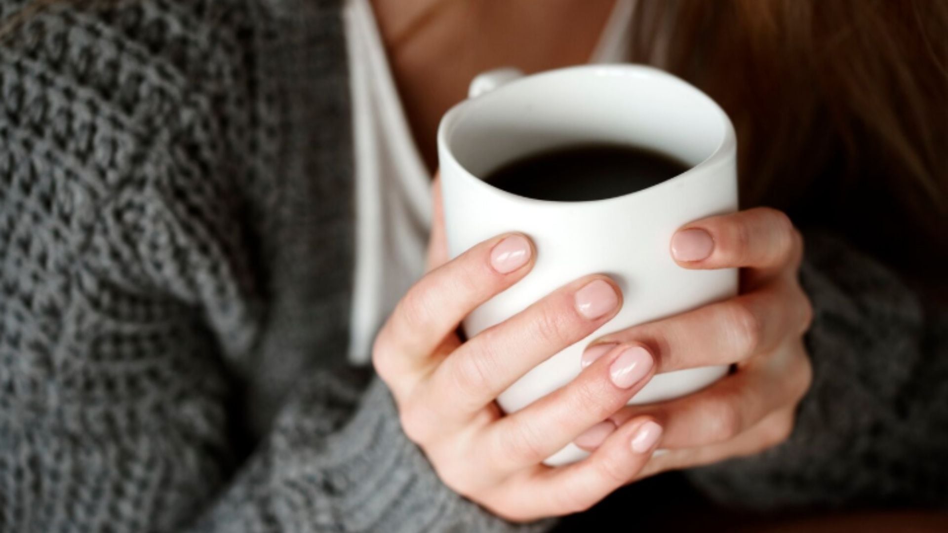 Expertos internacionales coinciden en un margen seguro de cafeína, alertan sobre riesgos de superar los 400 miligramos diarios y recomiendan atención a síntomas personales. (fuente: Freepik)