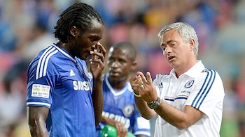 José Mourinho dando instrucciones a Drogba cuando era entrenador del Chelsea. (Thananuwat Srirasant/Getty Images)