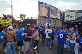 Aficionados de Cruz Azul se