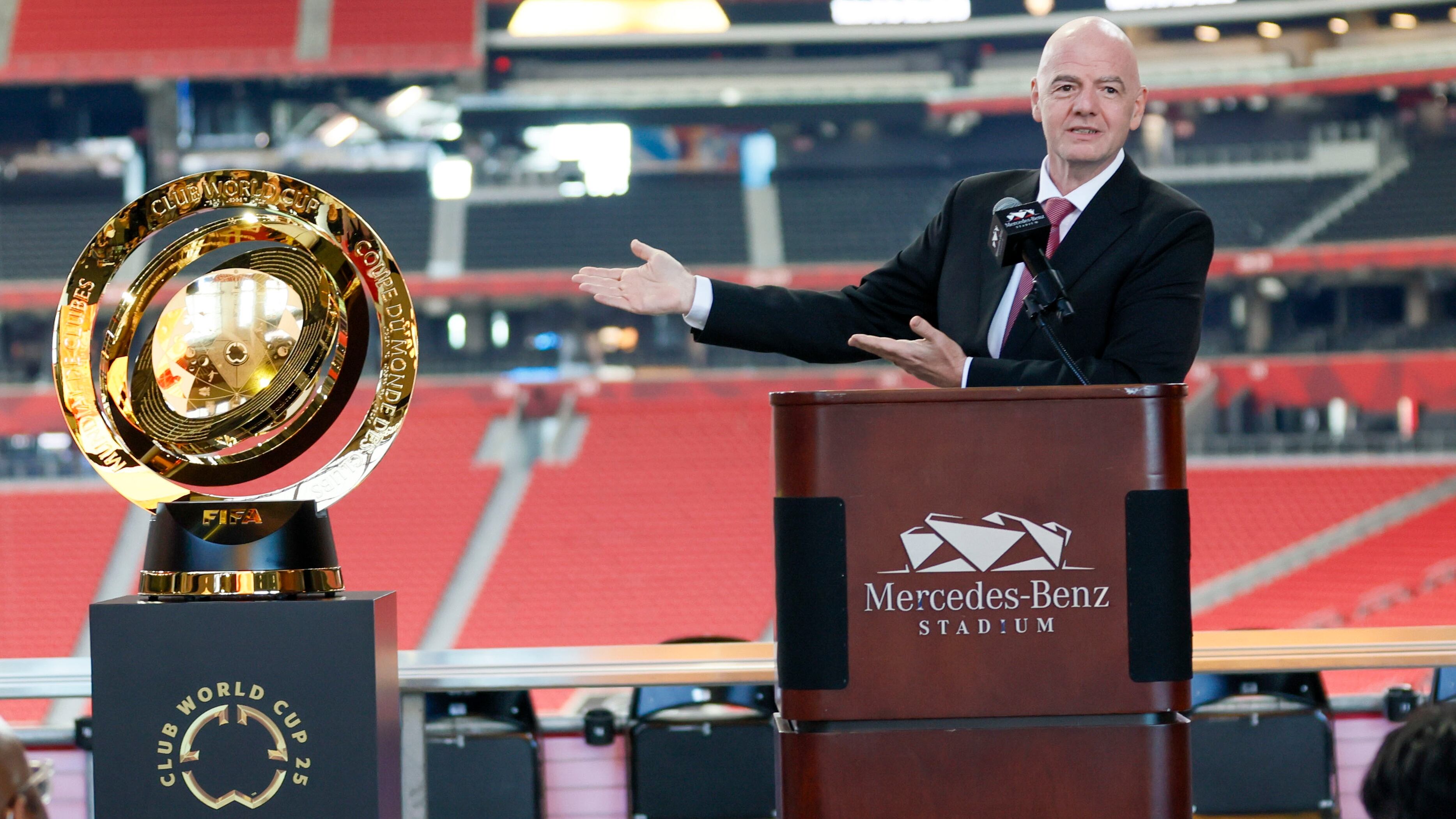 El presidente de la FIFA Gianni Infantino gesticula frente al trofeo del Mundial de Clubes. (Miguel Martínez/Atlanta Journal-Constitution vía AP)