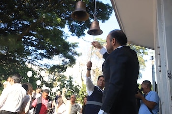 Alejandro Eder dio 154 campanazos en honor a los fallecidos por el terremoto - crédito Alcaldía de Cali