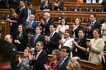 Victoria Villarruel y senadores junto al rey de España
