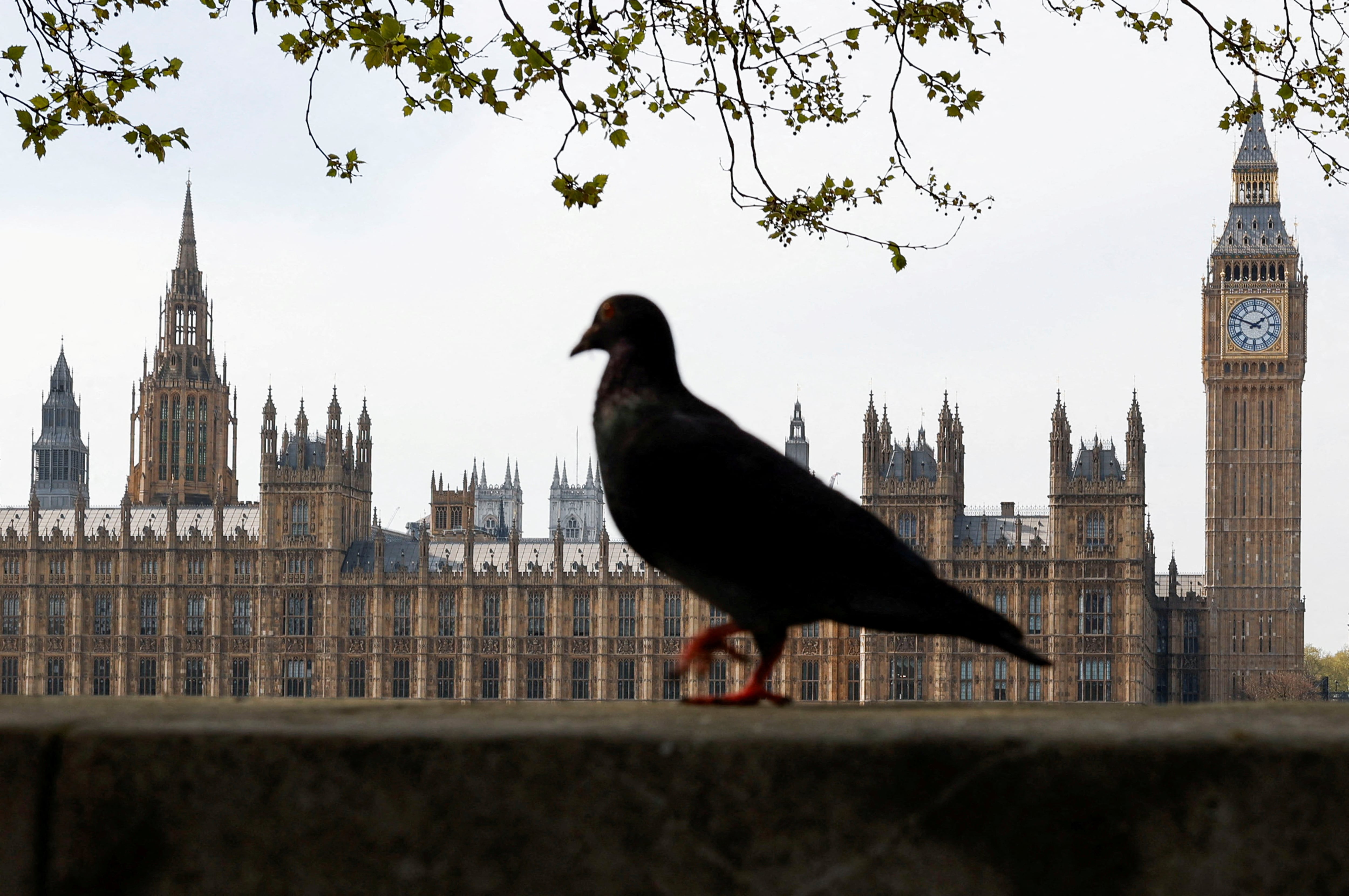 Un hombre enmascarado, un escondite subterráneo y una carta anónima: el plan secreto que casi destruye a la Corona británica