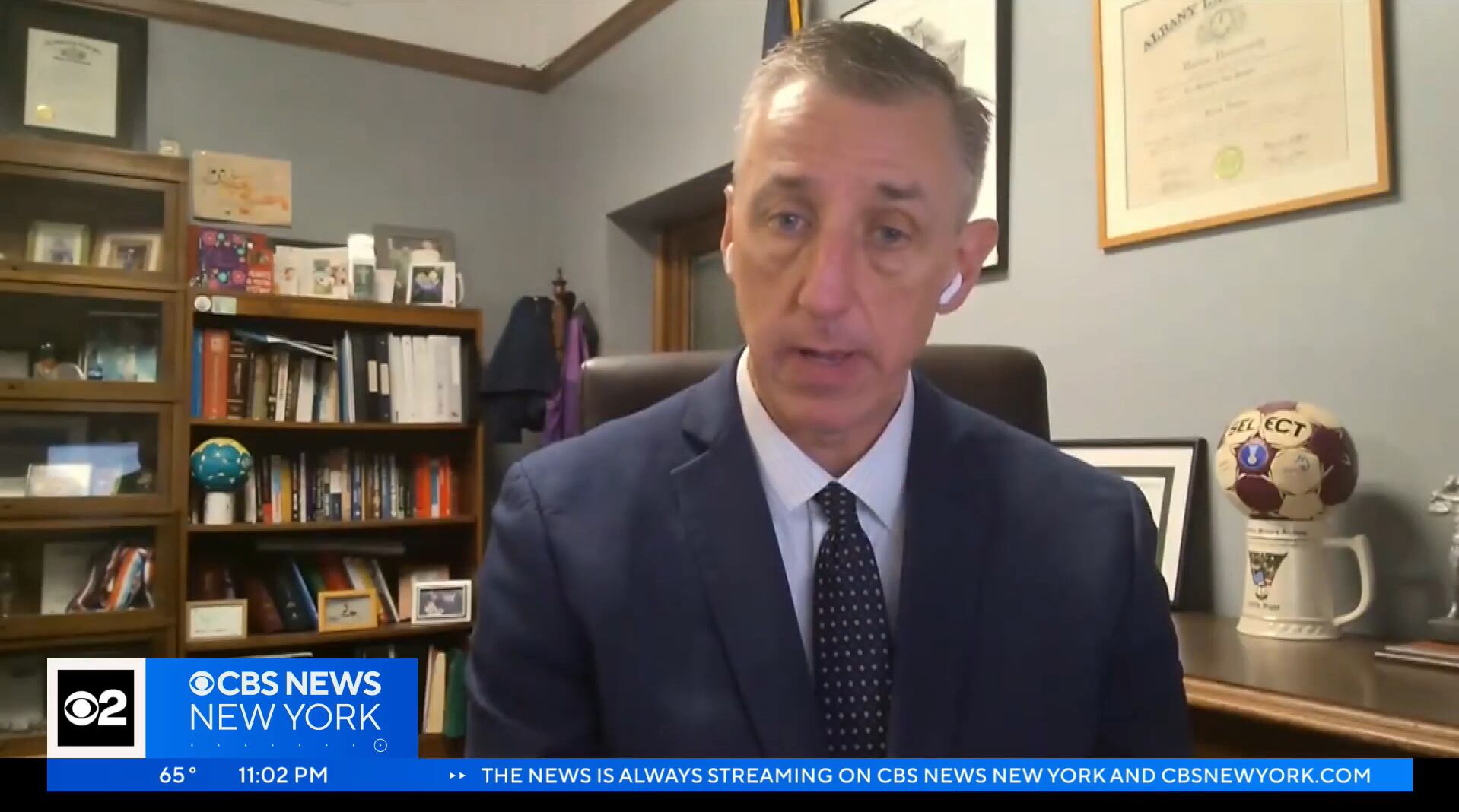 El fiscal Matthew Van Houten afirmó que no recibió la transcripción de la entrevista policial antes de desestimar los cargos iniciales (Captura de video: CBS News New York).
