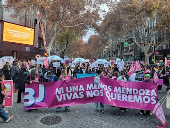 En Mendoza, la marcha partió desde el Kilómetro Cero y avanzó hasta la Plaza Independencia, donde se instaló un altar en memoria de las víctimas de femicidios (Foto: El Sol)