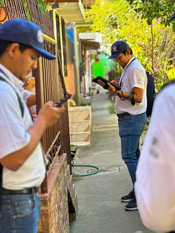 Una persona utiliza una tableta