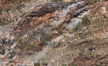 Una imagen satelital muestra una vista del incendio Mountain, en Santa Paula, California, EE. UU., el 7 de noviembre de 2024. Maxar Technologies/Folleto vía REUTERS