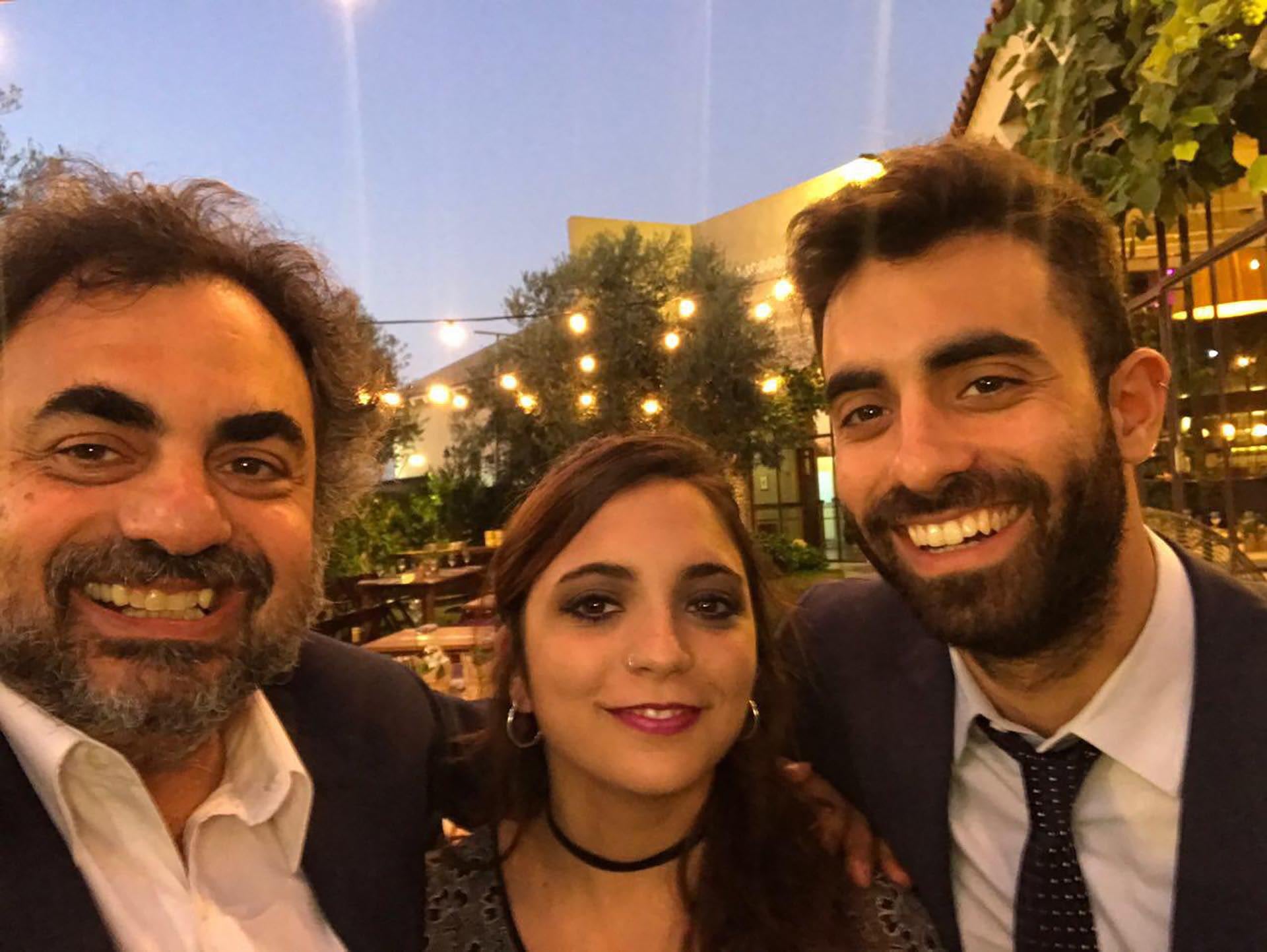 Roberto Moldavsky con sus hijos Galia y Eial, sostenes y compañeros de vida