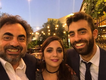 Roberto Moldavsky con sus hijos