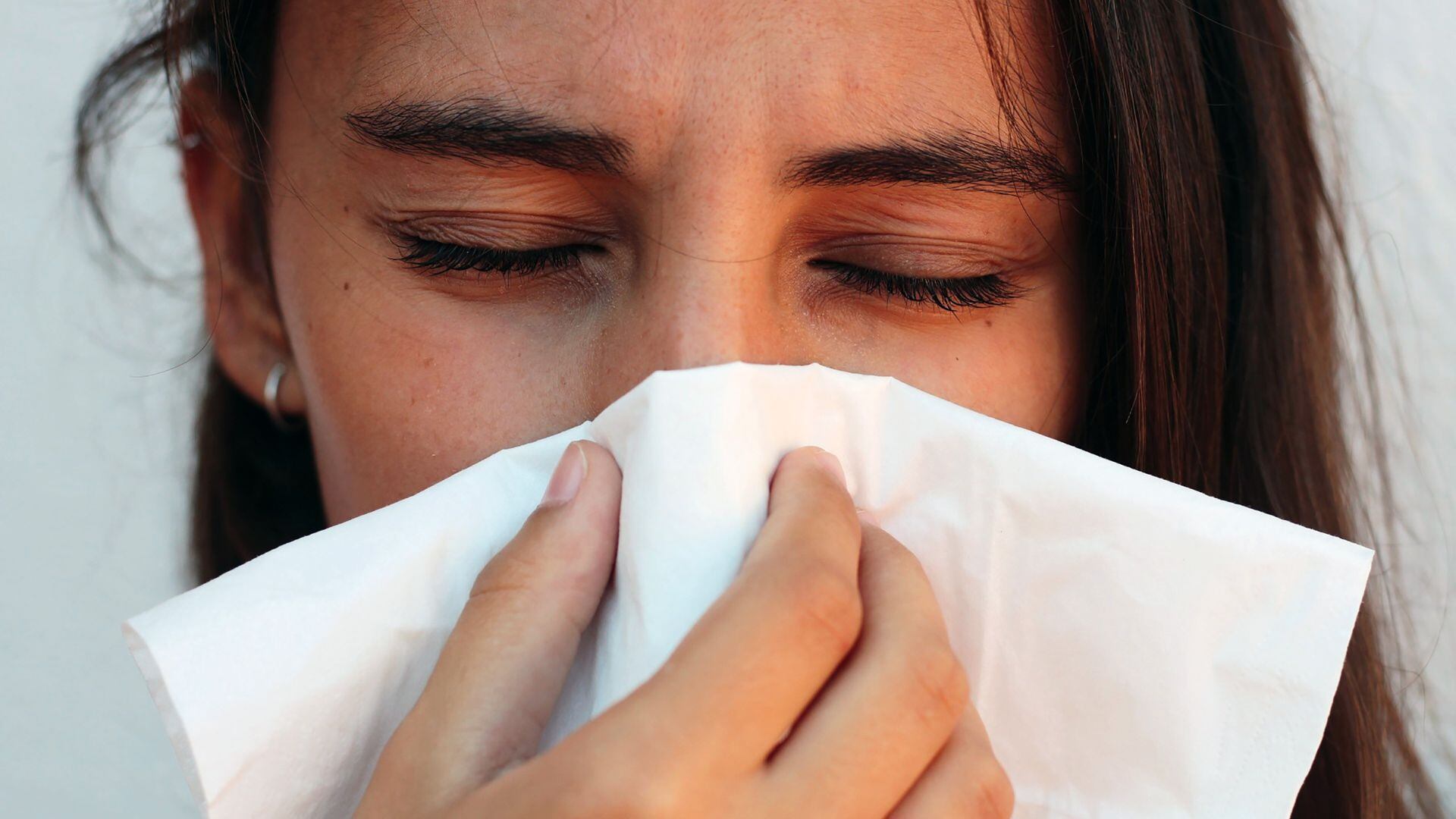 El goteo nasal constante, o rinorrea crónica, afecta la calidad de vida y puede tener causas diversas según la Cleveland Clinic (Canva)