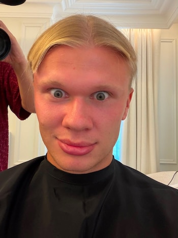El delantero del Manchester City se cortó el pelo y se lo mostró a sus amigos