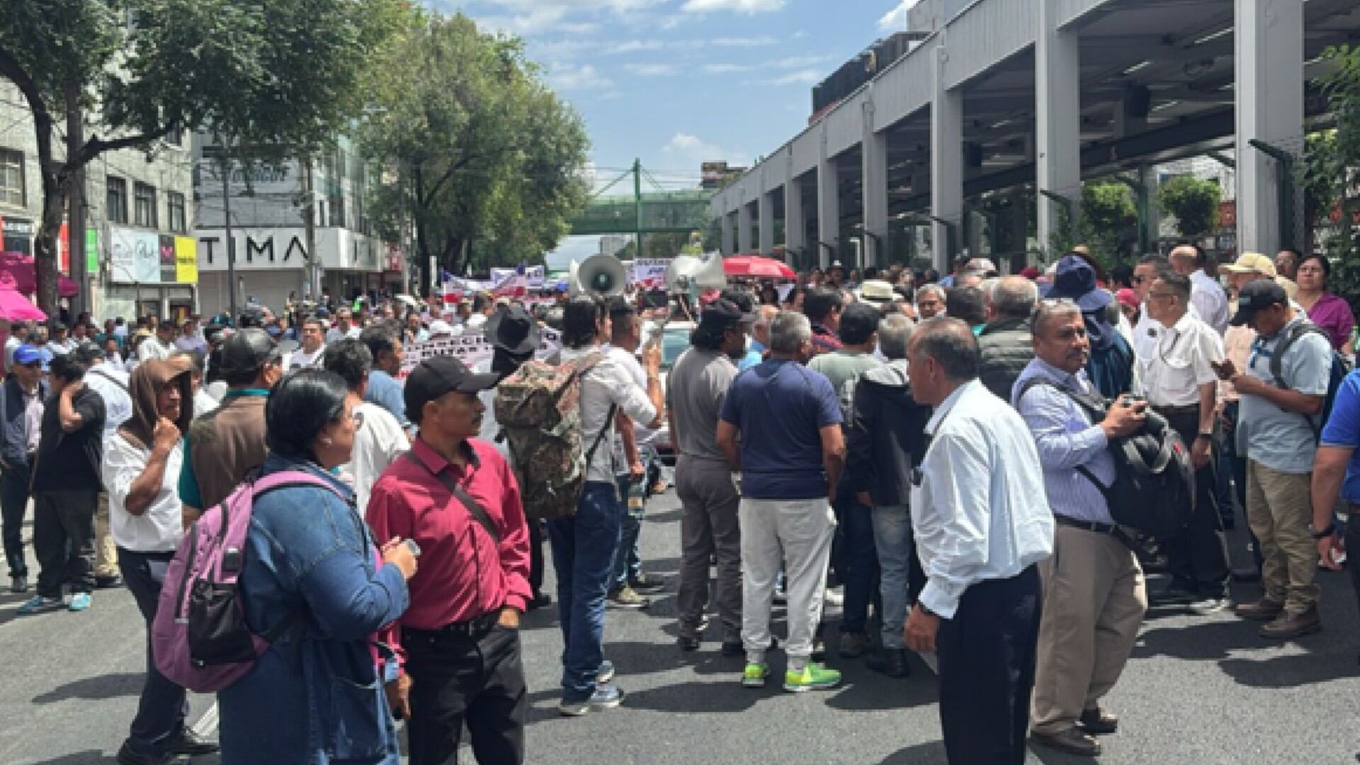 La marcha de transportistas se lleva a cabo este martes 29 de julio. Foto: X/@OVIALCDMX.