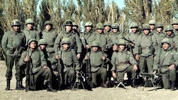 El entonces subteniente Villegas -el cuarto parado desde la izquierda, con antiparras en el casco- con su sección. Esta foto fue tomada el 1 de abril y solo él sabía que en horas volarían a las islas