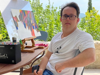 La exposición incluye coloridas obras