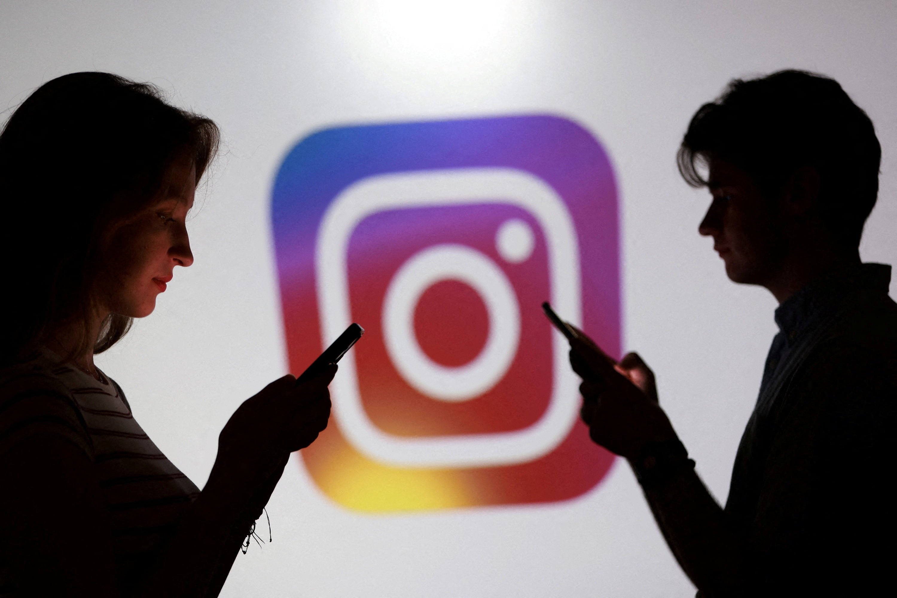 Meta se compromete a responder al 90% de las denuncias de adolescentes en menos de seis horas, reforzando la protección y la atención rápida ante contenido preocupante en Instagram y Facebook. (REUTERS/Dado Ruvic/Illustration)