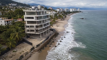 Construcciones irregulares en Puerto Vallarta: Semarnat prepara demolición de un edificio