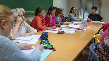 La generación de mujeres de la posguerra que aprende a escribir a los 80 años: “Se hace muy difícil a esta edad, pero hay que hacerlo”