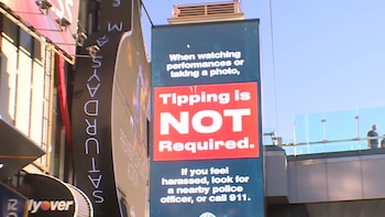 Las Vegas colocó carteles en el Strip para advertir que la propina a artistas callejeros no es obligatoria