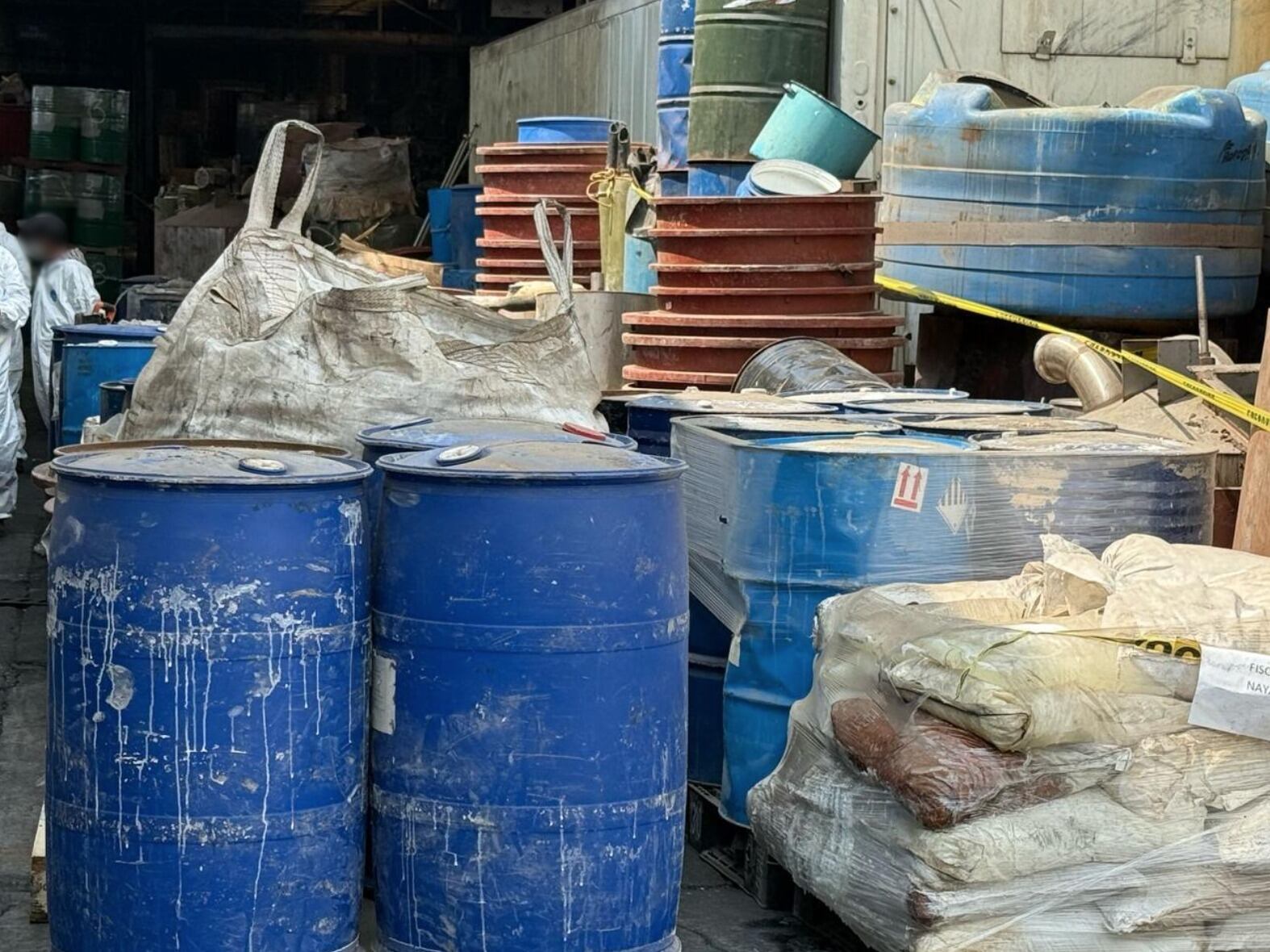 La acción incluyó la inhabilitación de más de 3 mil objetos utilizados en un laboratorio clandestino asegurado. (Fiscalia General de la República)