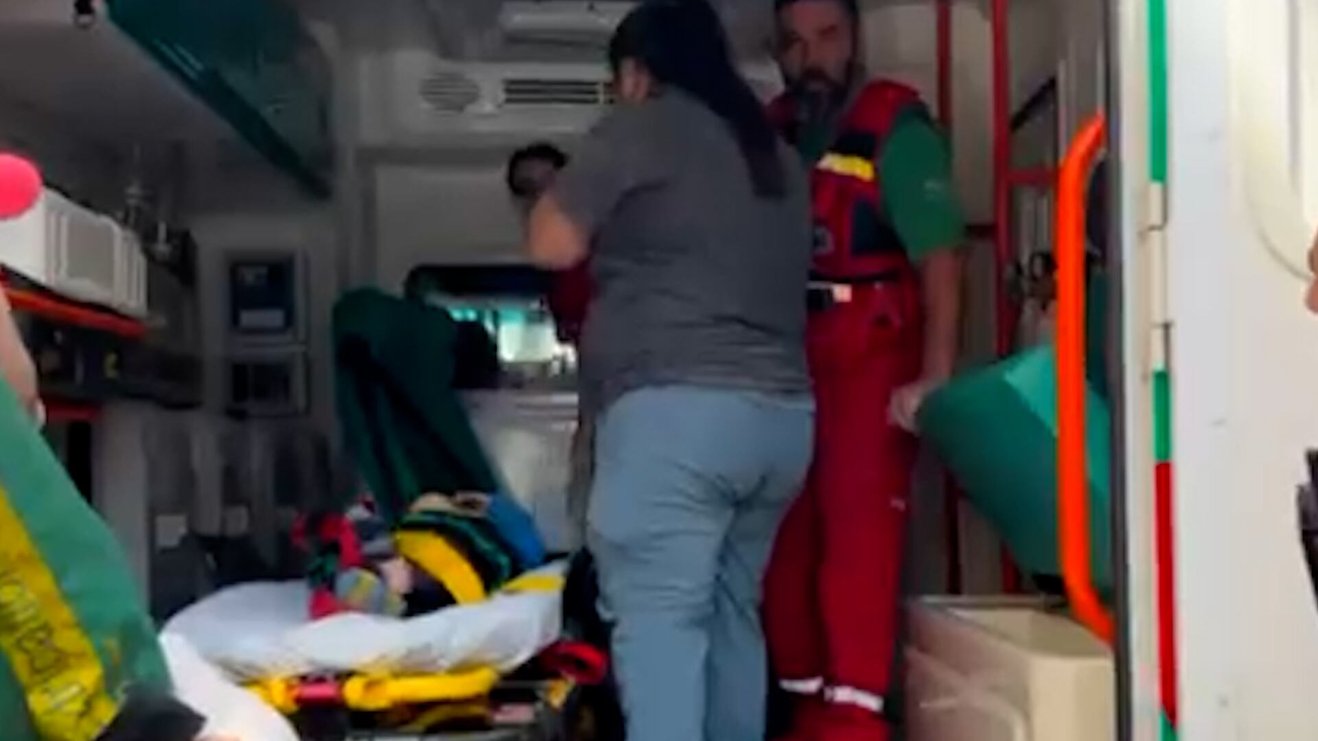 El menor fue embestido por una moto tras soltarse de la mano de su madre.