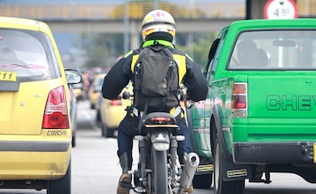 Circular sin placa reglamentaria puede acarrear una sanción de $337.400 pesos e inmovilización del vehículo, según el Código Nacional de Tránsito - crédito Colprensa