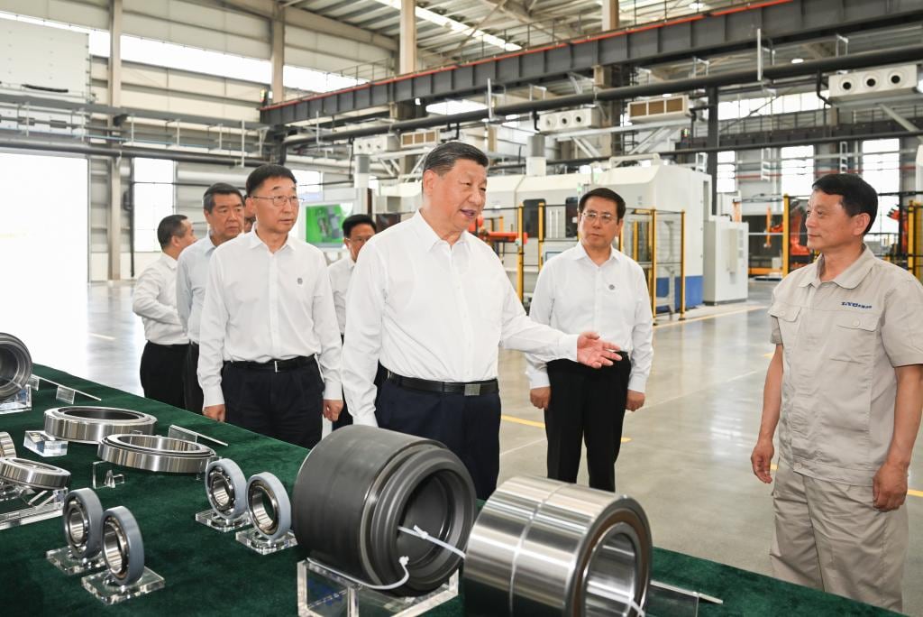 Xi Jinping conoce los esfuerzos locales para acelerar el desarrollo de la manufactura avanzada, mientras visita Luoyang Bearing Group Co., Ltd., en la ciudad de Luoyang, en la provincia de Henan, en el centro de China (Archivo)
