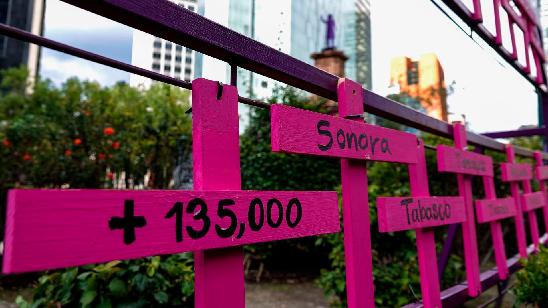 Colectivas, madres buscadoras y solidarias acudieron a la Glorieta de las Mujeres que Luchan para realizar la Jornada de “Siembra de memoria”, protesta realizada tras el robo de una cruz de dos metros en el memorial para víctimas de violencia feminicida y de género. A su vez, colocaron dos nuevas leyendas “Jardín de Memoria” y “No Estamos Todas” a fin de reparar los daños causado a la galería al aire libre que la glorieta alberga.
FOTO: GALO CAÑAS/CUARTOSCURO.COM