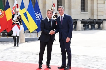 13/07/2026 El presidente del Gobierno, Pedro Sánchez (d), saluda al presidente de Francia, Emmanuel Macron (i), a su llegada para participar en la reunión de trabajo de la Coalición de Voluntarios para Ucrania, en el Palacio del Elíseo, a 13 de julio de 2026, en París (Francia). Esta reunión, que ha contado con la presencia del presidente ucraniano, Volodímir Zelenski, tiene por objetivo reforzar los acuerdos conseguidos en las cumbres de la OTAN y del G7 sobre el apoyo a Ucrania, además de examinar la planificación de las garantías de seguridad para el país.
POLITICA
Pool Moncloa/Borja Puig de la Bellacasa