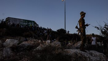 Un grupo de colonos incendia