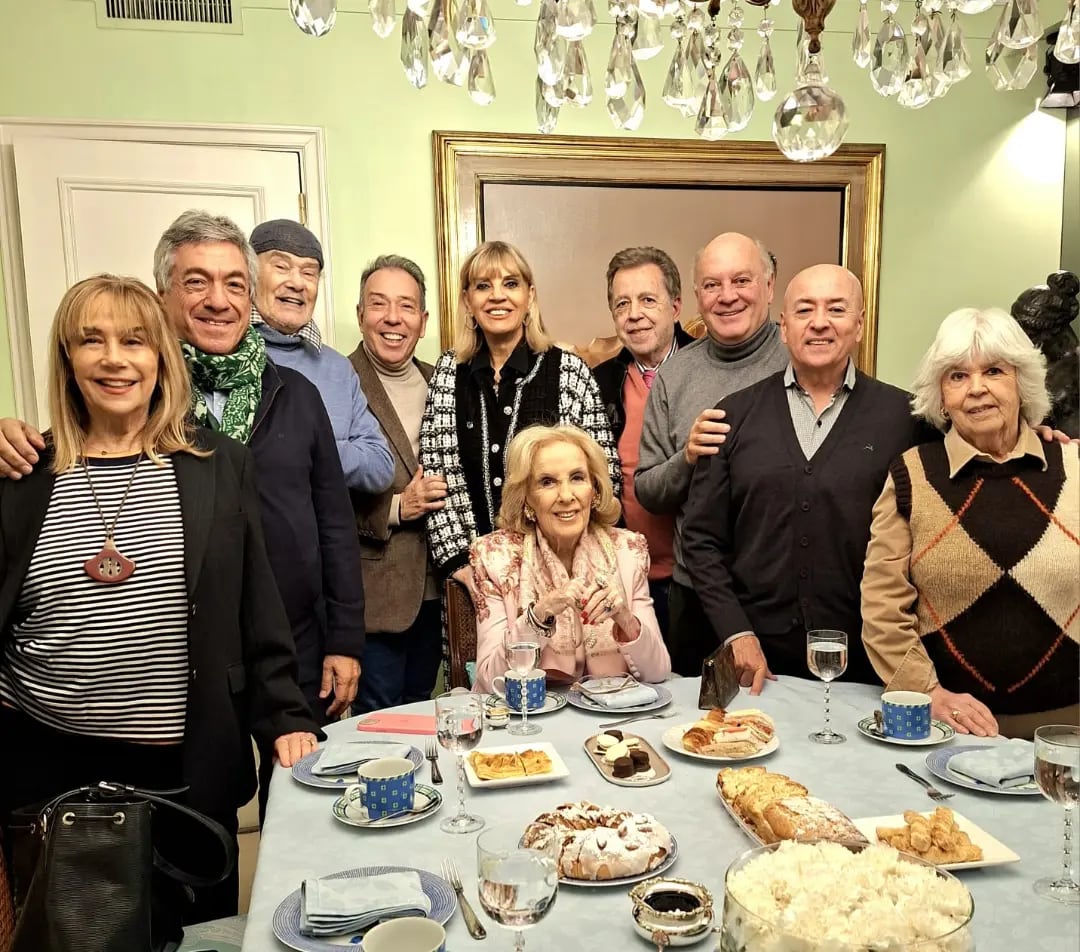 Mirtha Legrand disfruta de sus tradicionales té de los domingos rodeada de sus amigos más íntimos y sus familiares. Este domingo recibirá la visita de su círculo cercano en su habitación del sanatorio