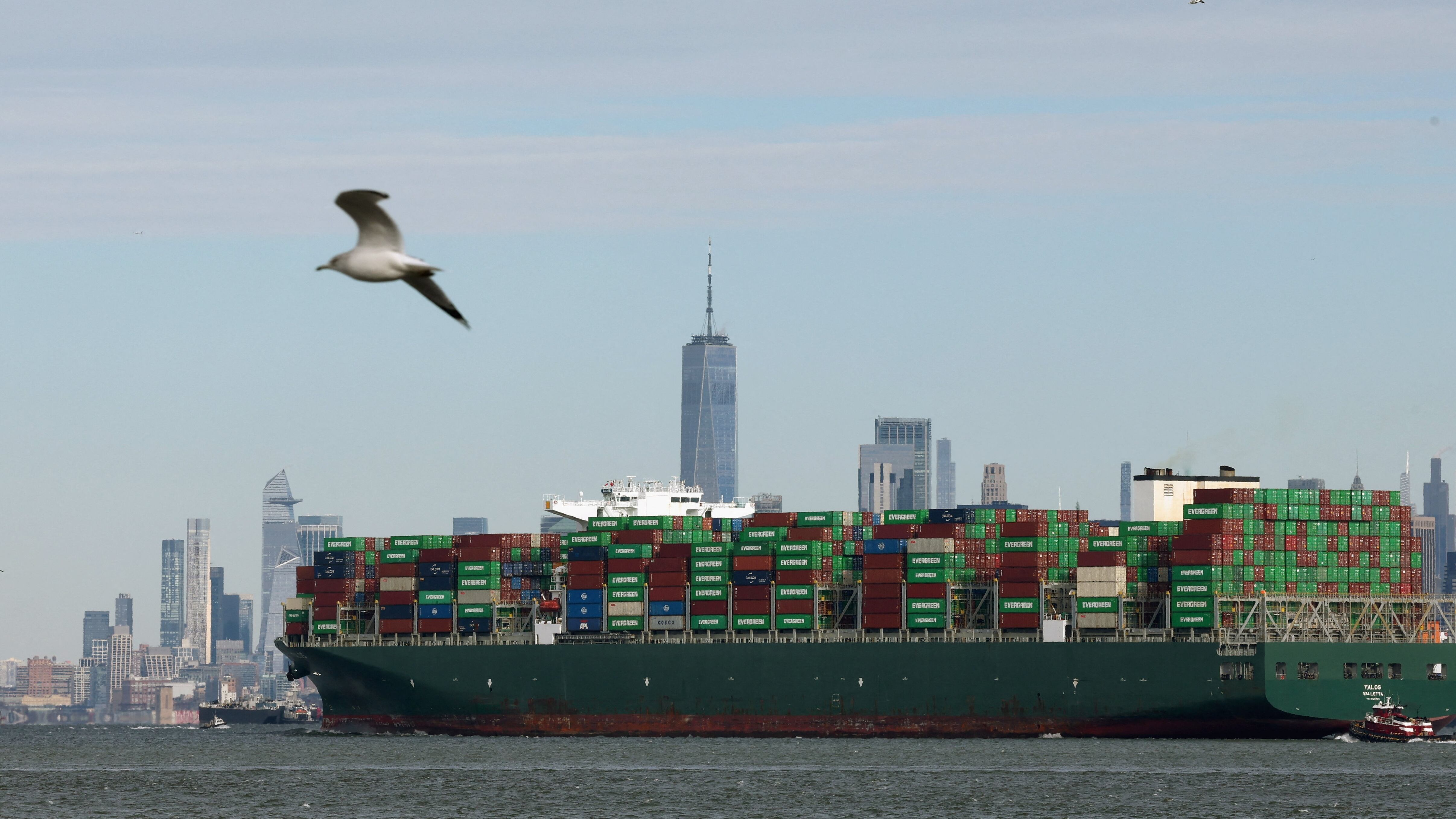 Algunas firmas financieras ofrecen comprar derechos de reembolsos a importadores que necesitan liquidez inmediata, transfiriendo el riesgo administrativo a cambio de un descuento (REUTERS/Brendan McDermid)