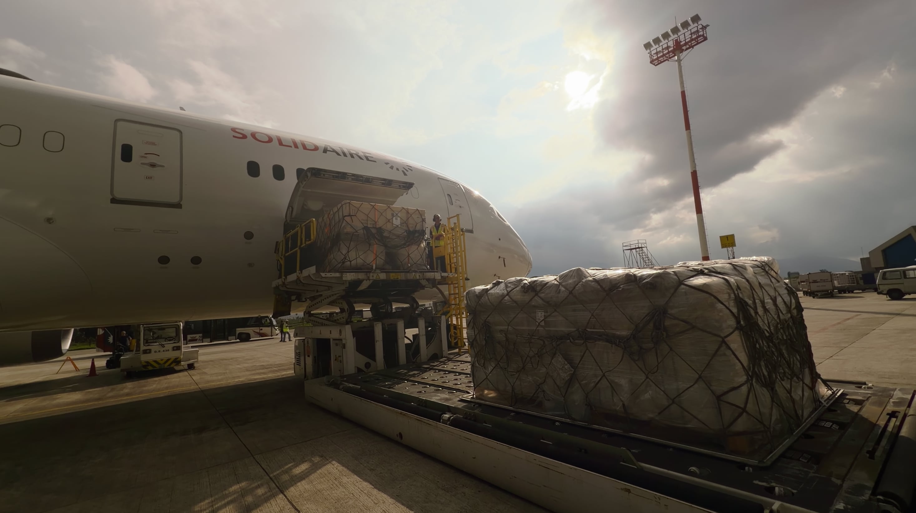 El Boeing 787 de Solidaire, la ONG de Piñeyro, llegó desde Malasia cargado con insumos de la Federación Internacional de la Cruz Roja