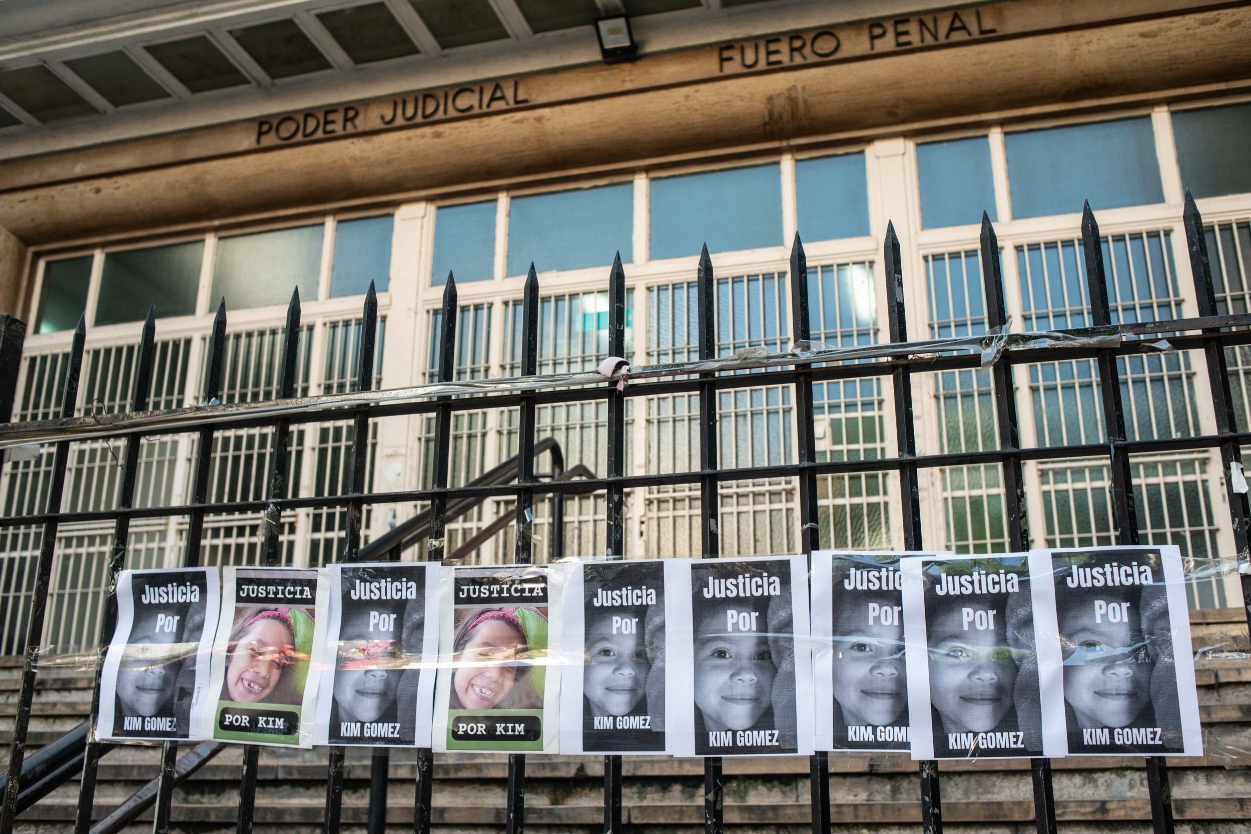 Afiches que piden Justicia por Kim. Foto: Juan Pablo Eijo