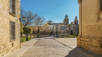 La joya renacentista de Jaén: una plaza con siete edificios históricos, patios palaciegos y un legado artístico único