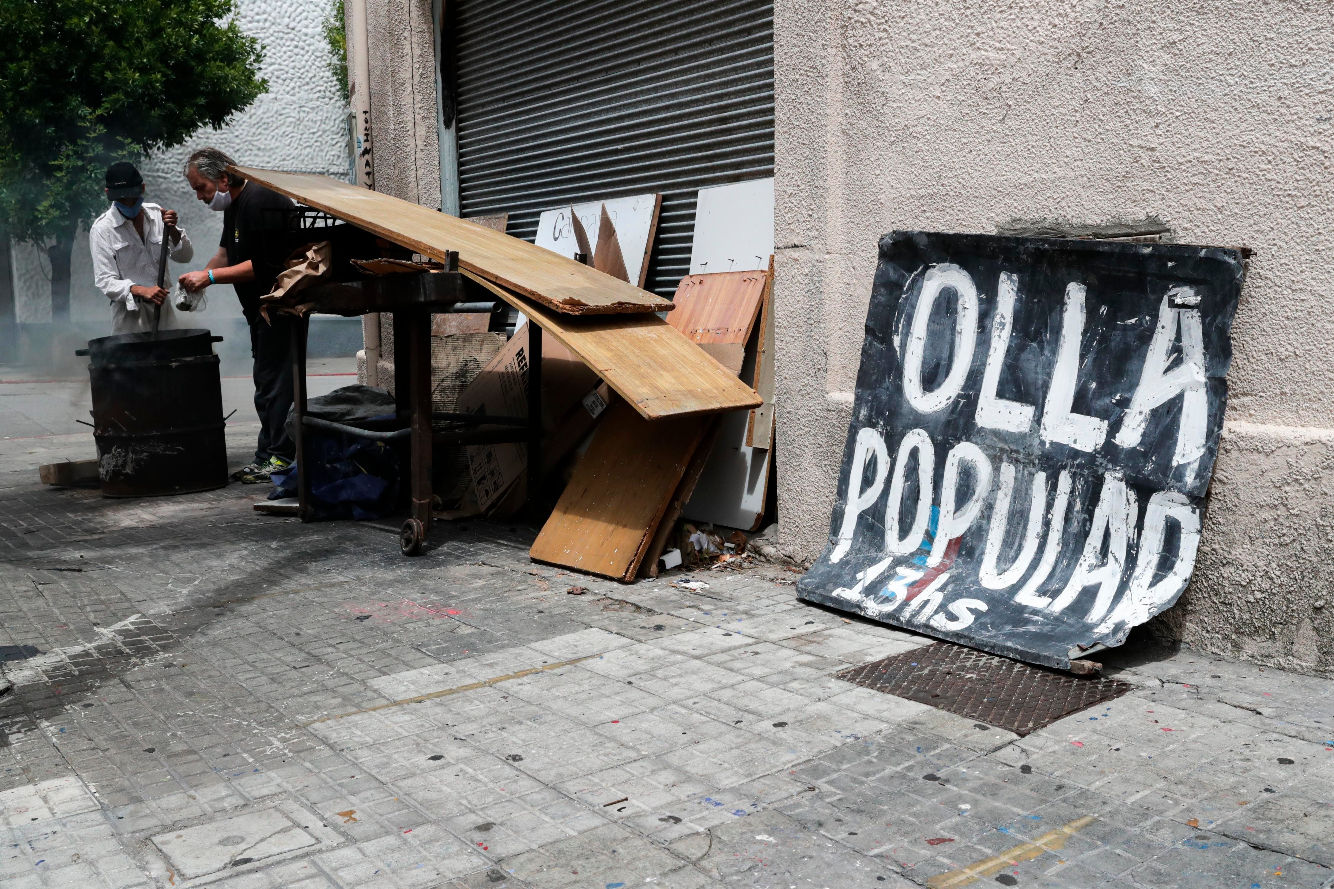 La inflación y la caída de ingresos en Argentina impulsan el aumento sostenido de personas fuera de los programas sociales que buscan asistencia alimentaria EFE/Raúl Martínez