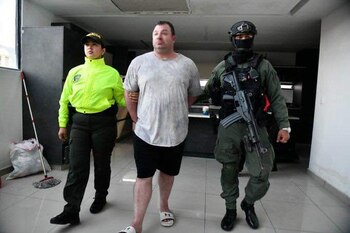 El extranjero entregaba dinero a