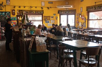 Detrás del mostrador, Paula, durante