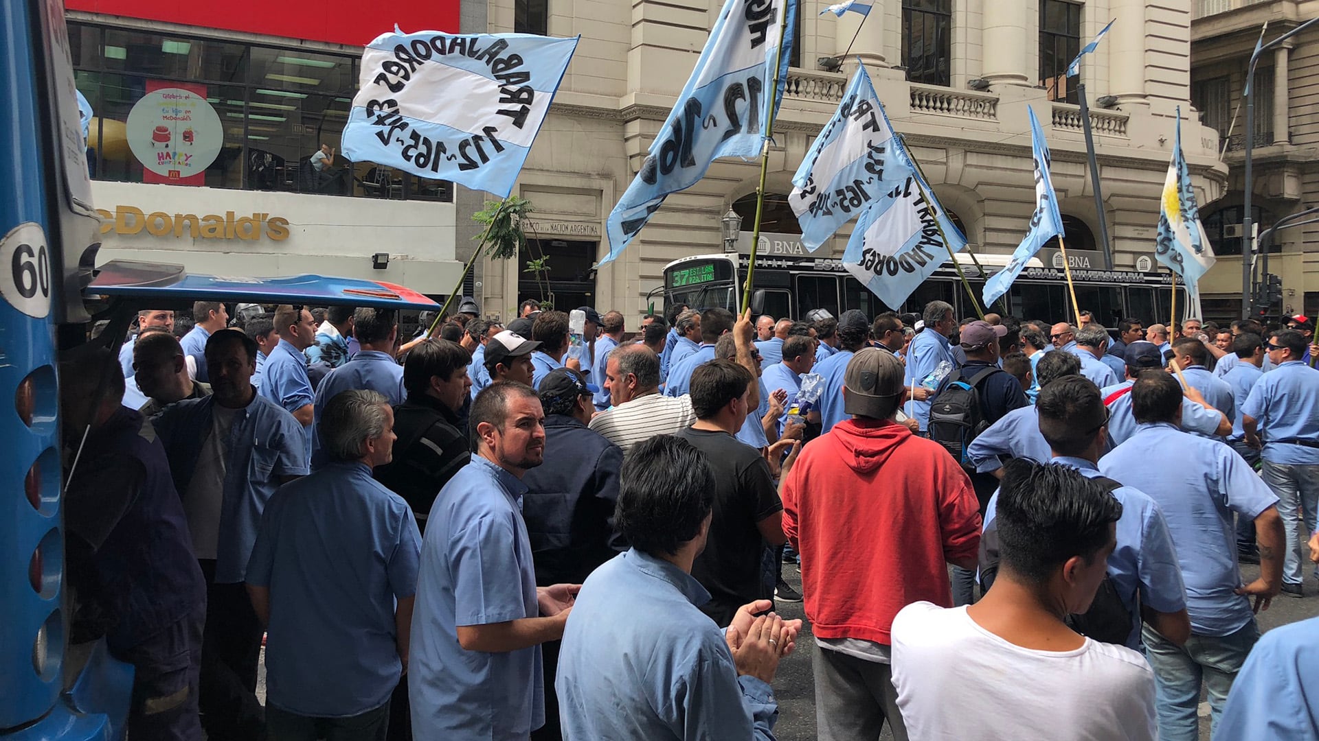 Una movilización de protesta de choferes de colectivos en el centro porteño (Foto: Adrián Escandar)