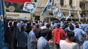 Una movilización de protesta de choferes de colectivos en el centro porteño (Foto: Adrián Escandar)