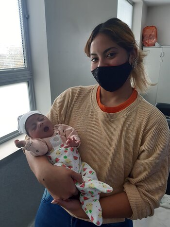 Martina en brazos de Tamara