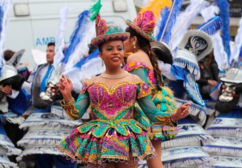 Ciudadanos y funcionarios estatales bailan