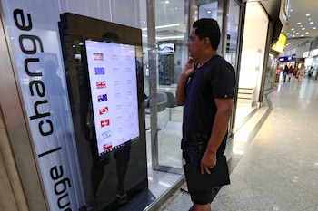 Una pantalla muestra los reales